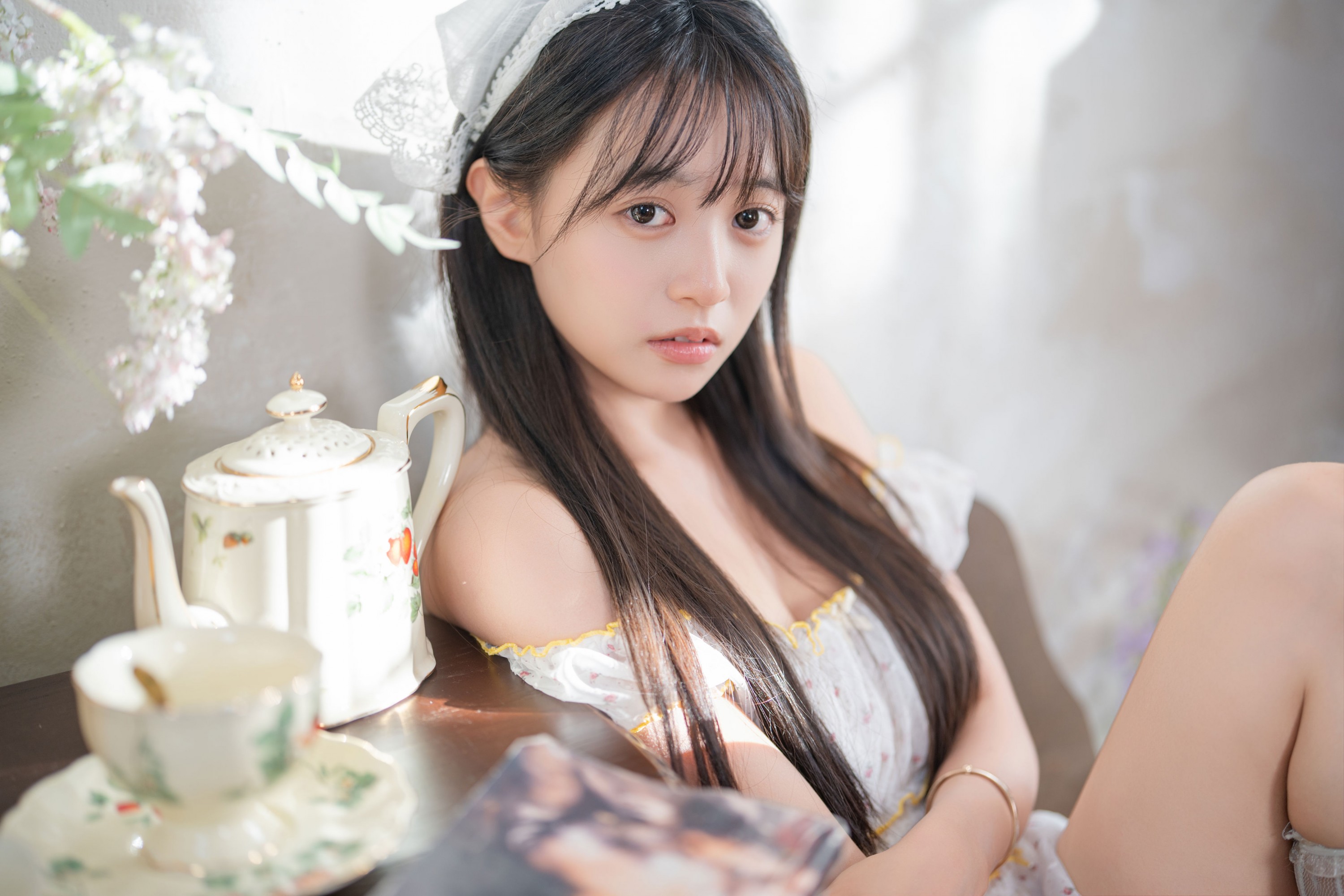 小亿 – 《春日私语：蕾丝与光斑的温柔叙事》[46P]