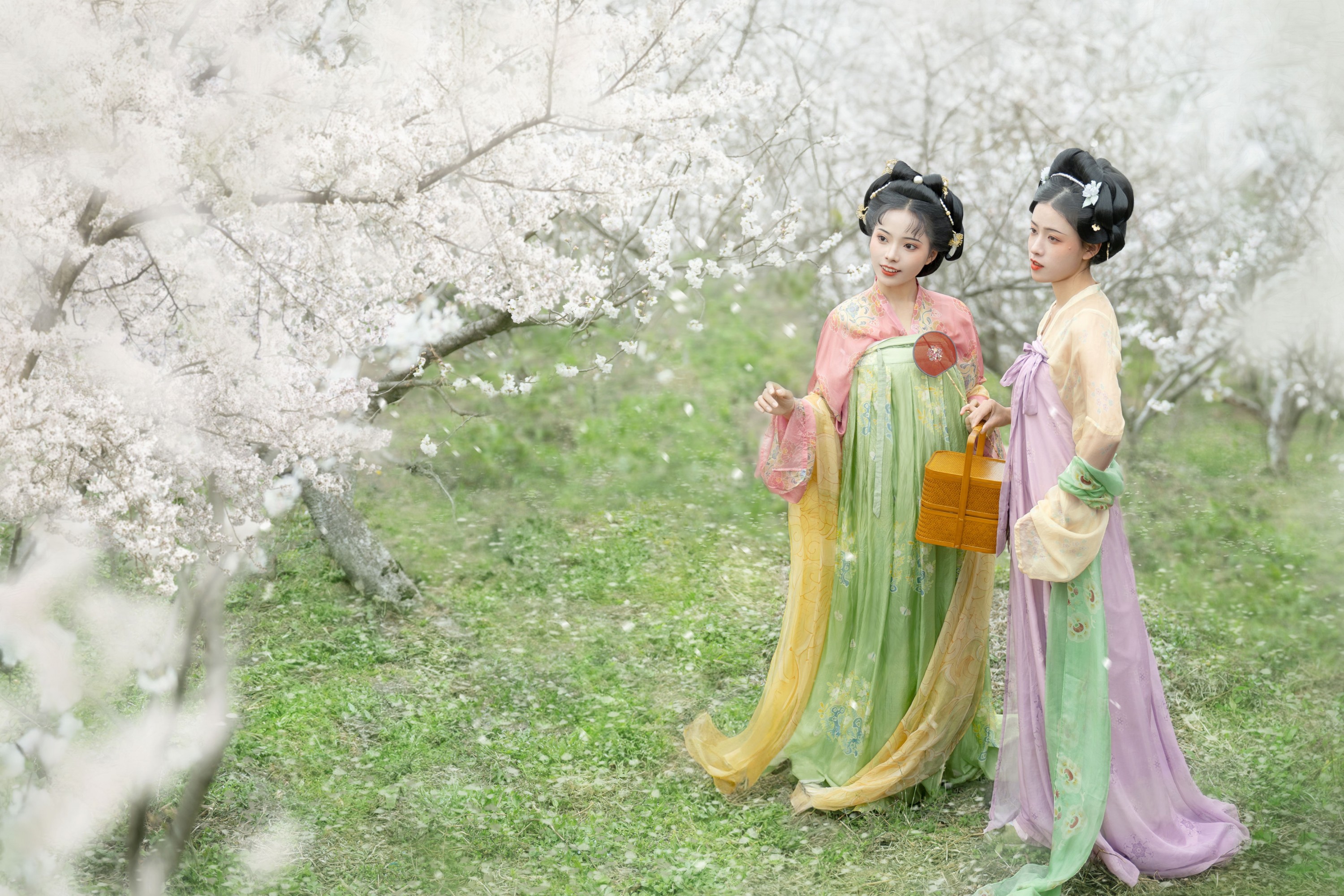 遥七不卖鸡毛菜 佳妃 – 《上春山》[9P]